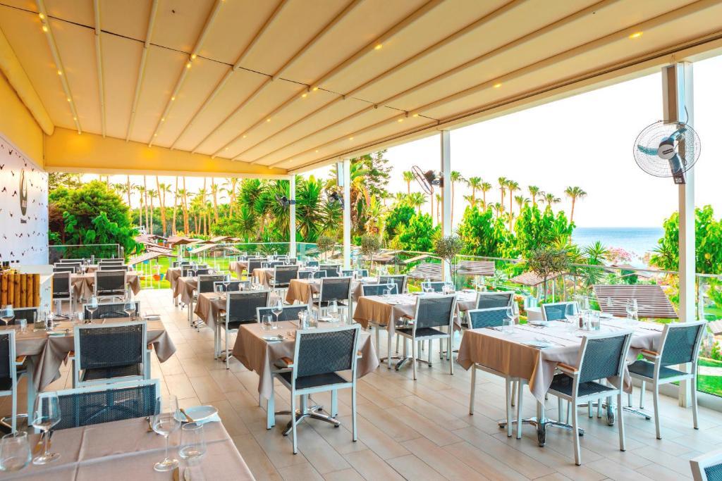 Cavo Maris Beach Hotel - Cypr