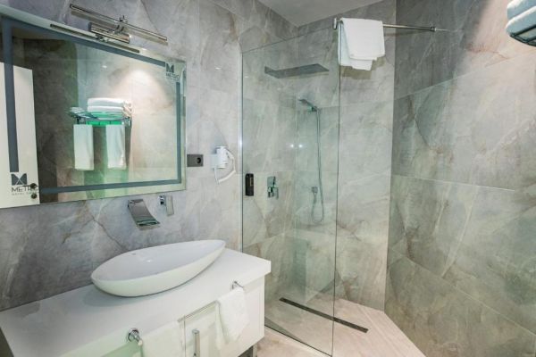 Metro Hotel Tirana (PKT) - Albania